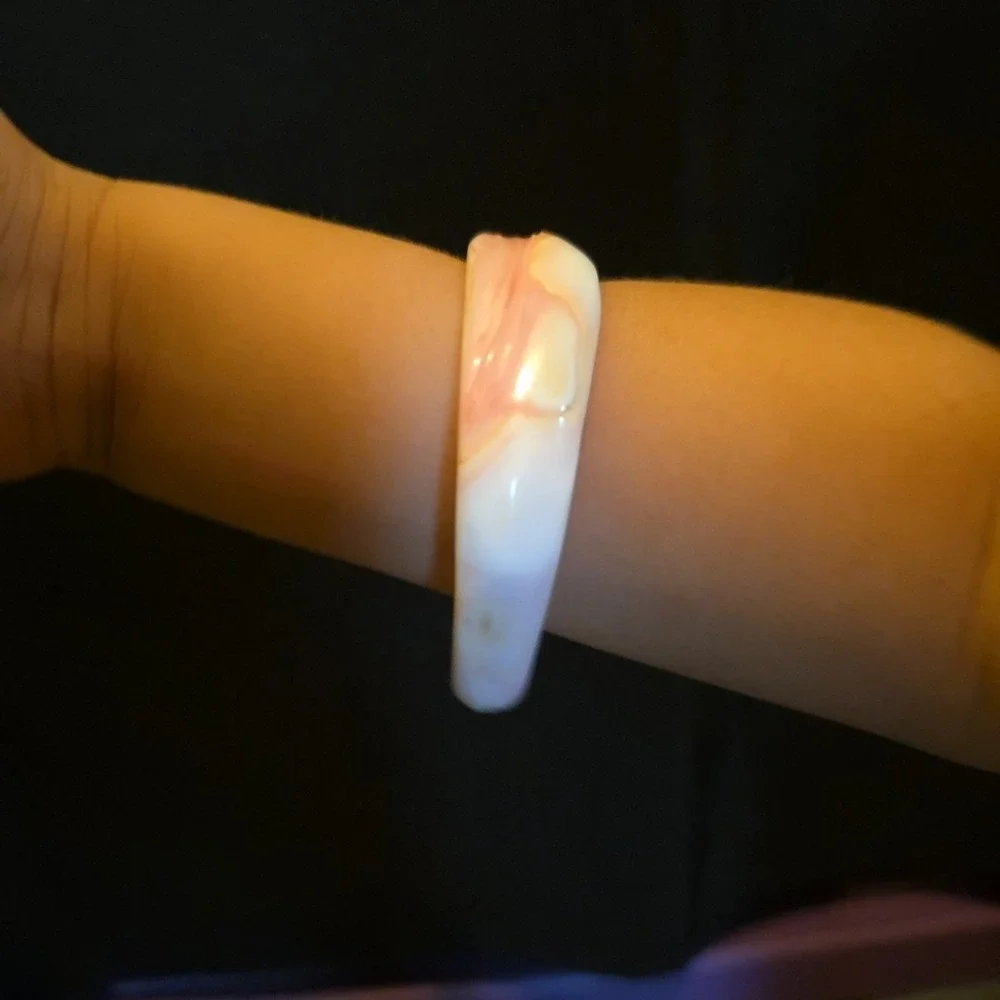 VINTAGE BLUSH PINK CONCH PEARL SHELL CARVED ASYMMETRICAL BANGLE BRACELET UNIQUE